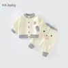 Estilo casual primavera, outono, inverno conjunto infantil de roupas esportivas para bebê com listras de desenho animado e gola alta roupas infantis