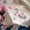 Colcha de terciopelo de leche estilo Ins, juego de ropa de cama de cuatro piezas para otoño/invierno, edredón cálido con diseño de pompón, núcleo de edredón de invierno engrosado, juego de ropa de cama