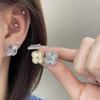 Pendientes de trébol de cuatro hojas cortados con láser, aguja de plata S925, flor de la suerte clásica, pendientes de moda de lujo ligeros y texturizados para mujer.
