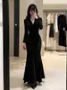 Vestido sexy de manga comprida franzido com decote V estilo francês para outono e inverno, vestido longo tipo sereia de alta qualidade que afina a cintura