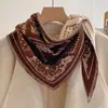 Xale Triangular de Castanha Estilo Retrô Coreano Feminino Outono Novo Pequeno Xale Decorativo de Alta Qualidade Versátil