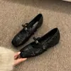 Sapatos femininos estilosos estilo britânico 2026, slip-ons de cor sólida, nicho retrô elegante, ultrafemininos, design popular, respiráveis