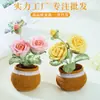 Planta en maceta de rosa tejida a crochet producto terminado, flor artificial de hilo hecha a mano, decoración de escritorio para el hogar, manualidad decorativa tejida creativa