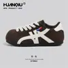 Zapatos Globales para Mujer Otoño 2026 Vino Tinto Suela Gruesa Tenis Blancos Zapatos de Plataforma Versátiles Planos Aumentadores de Altura Tenis Deportivos