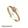 Nuevo brazalete de acero de titanio transfronterizo europeo y americano, versátil para ir al trabajo, oro de 18 quilates, no se decolora, fabricante de brazaletes transfronterizos, al por mayor en stock