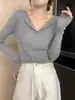 Suéter básico ajustado de manga acampanada estilo coreano, una prenda versátil para capas en otoño e invierno, con un sofisticado y elegante diseño de cuello en V.