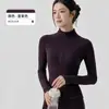 Conjunto deportivo cálido y cómodo para mujer, con un diseño ajustado que estiliza la figura, perfecto para fitness y yoga, con un tacto lujoso