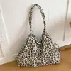 Bolso de hombro con estampado de leopardo transfronterizo para mujer, nuevo modelo 2026, bolso tote casual versátil para el día a día, bolso cruzado ligero de gran capacidad