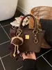 Otoño 2025 Bolso de Nueva Calidad Colgante de Moda Oso Bolso Cubo Transfronterizo Pequeño Bolso de Mano Elegante de Gama Alta