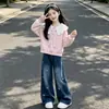 Sudadera dulce, alegre y adorable con cuello de muñeca, nueva colección primavera/otoño, pantalones de mezclilla de moda con corbata de lazo, conjunto de dos piezas para niños mayores