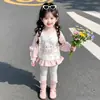 Conjunto Fofo para Meninas Pequenas Estilo Primavera e Outono 2026 Novo Moletom Cartoon para Bebê Roupas de Outono Leggings Infantis Conjunto de Duas Peças