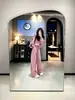 Conjunto casual de sportswear para mulheres, com um design estiloso e jovial, perfeito para outono e inverno. Este conjunto versátil de duas peças inclui uma blusa de moletom de corte solto e calças de perna larga, oferecendo um visual sofisticado e moderno.