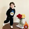 Novo conjunto de outono e inverno para crianças: um conjunto fofo e folgado de moletom com forro de fleece e calça, um conjunto estiloso de duas peças para bebês, perfeito para as estações de outono e inverno
