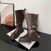 Botas de montaria robustas estilo britânico com fivelas de cinto, botas retrô de cano médio, botas western cowboy da moda de perna larga para mulheres