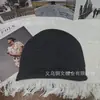 Gorro casual estiloso estilo coreano com logo de metal, elegante e versátil, faz o rosto parecer menor, cool e estiloso, perfeito para outono e inverno