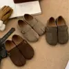 Mules femininas de couro genuíno estilo Birkenstock, novas para o verão, estilo retrô, com bico fechado, aumento interno de altura, sapatos slip-on versáteis para uso externo