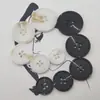 Botones de resina de imitación de cuerno de fábrica directos botón redondo de cuatro ojales botones para abrigo cortavientos al por mayor