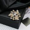 Broche de Moda Retro Flor Perla Diamante Joker de Alta Gama Color Natural Aleación Corsage Alfiler para Ropa Hebilla