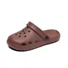 Sapatos com furos eva femininos verão sola grossa aumento de altura antiderrapantes chinelos anti-odor para exterior bico fechado sola macia versáteis sapatos de celebridade da internet