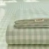 2026 Novo Estilo Liso Tecido Grosso Xadrez Lençol de Cama Tapete Refrescante Macio Lençol de Cama Fronha Conjunto de Três Peças Nova Textura de Areia Fina Atualizada