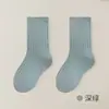 Calcetines para niños, estilo grueso de otoño e invierno, longitud hasta la mitad de la pantorrilla, diseño sin costuras de doble aguja, colores lisos, unisex, calcetines para bebé, calidad Clase A, calcetines Zhujie