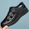 Sandálias Masculinas 2026 Verão Novo Casual de Negócios Vazadas Perfuradas Respiráveis Sandálias de Bico Fechado Sapatos para Pais de Meia-idade e Idosos