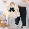 Roupas de primavera para meninas da moda 2024 Primavera e Outono nova camisa de lapela de arco grande estilo ocidental para meninas roupas infantis de duas peças