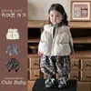 [Personalizado] Roupa de inverno estilo coreano para bebês meninas: colete matelassê super fofo, calça de fleece com estampa de leopardo e um conjunto quente de três peças