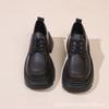 Zapatos de cuero estilo británico para mujer, nuevos zapatos de otoño e invierno 2023, populares, negros, con cordones, de una sola capa, mocasines casuales de suela gruesa tipo muffin.