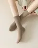 Calcetines de lana lisos para otoño e invierno, calcetines de media pantorrilla para mujer, gruesos y cálidos, adecuados para usar en capas, calcetines largos beige versátiles para el invierno