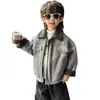 Jaqueta com Capuz Estilo Coreano para Meninos 2026 Outono/Inverno Nova Jaqueta Estilo Coreano Acolchoada Quente com Gola de Pele Jaqueta de Couro Cor Café