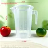 Taza medidora de plástico con tapa y escala en stock, especializada para tiendas de té de burbujas, jarra medidora doméstica de grado alimenticio, resistente a altas temperaturas