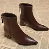 Botas Individuais Salto Grosso Salto Médio Botas de Salto Alto Finas Moda Botas Cor Nude Outono e Inverno 2025 Novas Botas Curtas de Couro Macio Bico Fino para Mulheres