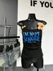 Camisola de pelúcia de urso com design popular para mulheres com estampa de letras, corte justo, pura e atraente, top irregular com bojos