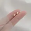 Pendientes de Lujo Ligero Compactos con Microincrustaciones de Perla y Circonita con Lazo y Forma de Arco Sonriente Pendientes Sencillos Venta al por Mayor