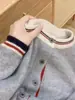 Jaqueta de Tricô Cardigan Color Block Cor Cinza Nevoeiro Britânico para Roupa Externa Feminina Primavera e Outono Popular Caimento Solto Emagrecedor Gola Redonda Top de Tricô