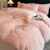 Juego de Cama de Cuatro Piezas de Terciopelo de Leche Grueso de Estilo Crema de Otoño e Invierno Cubierta de Edredón de Felpa Bordada de Terciopelo Coral Cálido y Aterciopelado