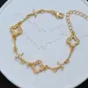 Artículo Popular de Xiaohongshu: Pulsera Personalizada de Alta Gama con Flor de Trébol de Cuatro Hojas Completamente Diamantada, Joyería de Mano Exquisita Retro de Lujo Ligero de Nicho