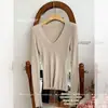 Top de punto liso versátil de manga larga con cuello en V estilo coreano para mujer, nueva colección de otoño e invierno, simple y elegante, ajustado y favorecedor, top básico