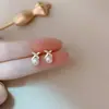 Novos Brincos de Tarraxa Estilo Coreano Brincos Femininos com Pérola Artificial Design de Cruz Brincos Iguais aos de Celebridades da Internet Joias de Linha Versáteis e Modernas