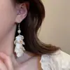 Brincos de Pérola com Franja de Pétalas 2025 Novo Estilo Quente Versátil Acessível Brincos de Luxo Ganchos de Orelha Brincos Estilo Francês para Mulheres