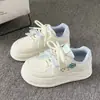 Zapatillas blancas de suela gruesa estilo coreano para mujer, nuevo modelo de verano 2026, zapatillas casuales de alta apariencia, mocasines versátiles para estudiantes
