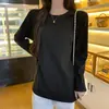 Camiseta térmica feminina base para primavera, outono e inverno, novo modelo soltinho, quente, comprimento médio, branca, forrada com fleece, camiseta de manga longa com fenda