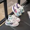 Zapatillas de colores block divertidas para niñas, cómodas y duraderas, color caramelo, zapatos casuales para niños de estilo coreano de nicho, zapatillas deportivas de dopamina