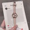2026 Novo Relógio Feminino Nicho High-End Moda Pulseira de Couro Relógio de Quartzo Feminino Mostrador Simples Relógio de Pulso Casual Atacado
