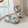 Novas Sandálias Infantis 2026 Verão Confortáveis Fashion Simples Sapatos de Praia para Meninas Sapatos Infantis Princesa Pérola Laço