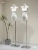 Loja de roupas modelo magra de seios pequenos adereço expositor de roupas femininas suporte de exibição ornamento de pendurar de peito plano manequim de torso de mão cabide de roupas
