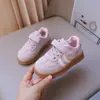 Zapatillas infantiles 2026 primavera y otoño nuevo modelo zapatos para niños pequeños zapatos deportivos para niñas zapatos casuales de caña baja para bebé zapatos de entrenamiento alemanes suela blanda