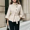 Roupas femininas transfronteiriças europeias e americanas de 2026: gola alta, fechamento diagonal por botões, mangas amplas, cintura marcada com cinto e elegante casaco de lã para o trajeto