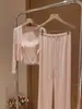 Pijama de camisola rosa estilo dulce con copas en el pecho para mujer, nueva llegada de otoño, conjunto de tres piezas de ropa de estar suave y amigable con la piel, se puede usar al aire libre